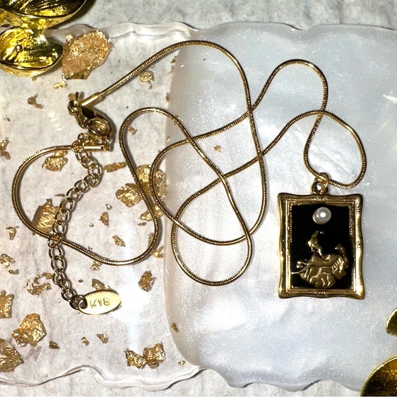 Reclining Woman Portrait Painting Artistic Picture Frame Pearl 18K Gold Necklace - Picture 16 of 16